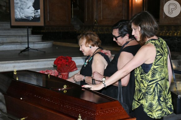 Nicette Bruno e as filhas se emocionaram na frente do caixão de Tônia Carrero