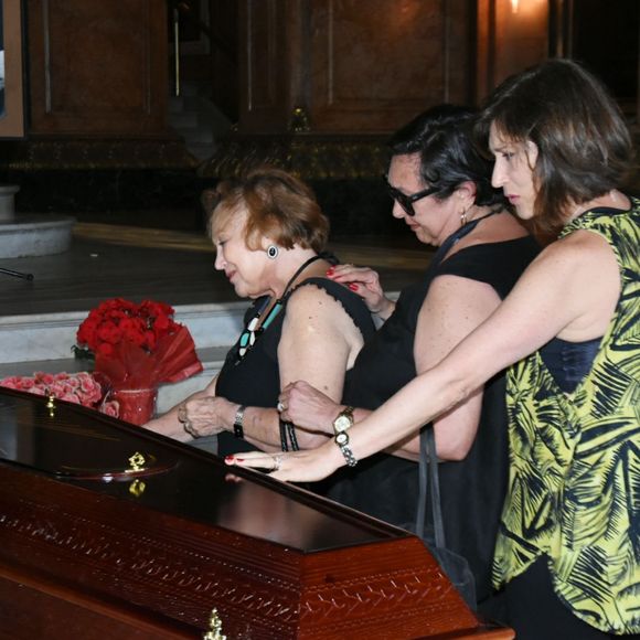 Nicette Bruno e as filhas se emocionaram na frente do caixão de Tônia Carrero