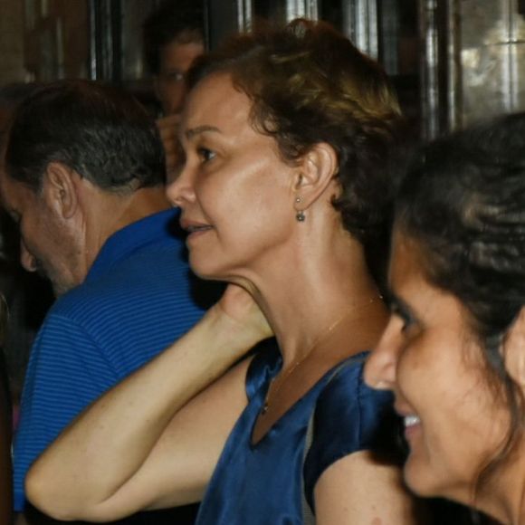 Julia Lemmertz foi dar apoio à família de Tônia Carrero
