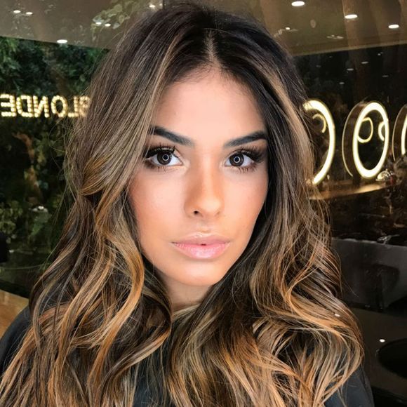 Munik Nunes recentemente clareou e cortou os cabelos