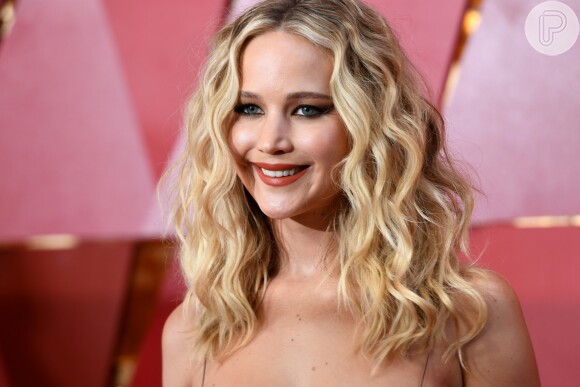Jennifer Lawrence usa cabelo ondulado na 90ª edição do Oscar, realizada no Teatro Dolby, em Los Angeles, na Califórnia, na noite deste domingo, 4 de março de 2018