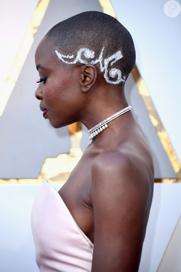 Danai Gurira usa joias Messika e tem corte de cabelo inspirado na cultura africana feito por Vernon Scott na 90ª edição do Oscar, realizada no Teatro Dolby, em Los Angeles, na Califórnia, na noite deste domingo, 4 de março de 2018
