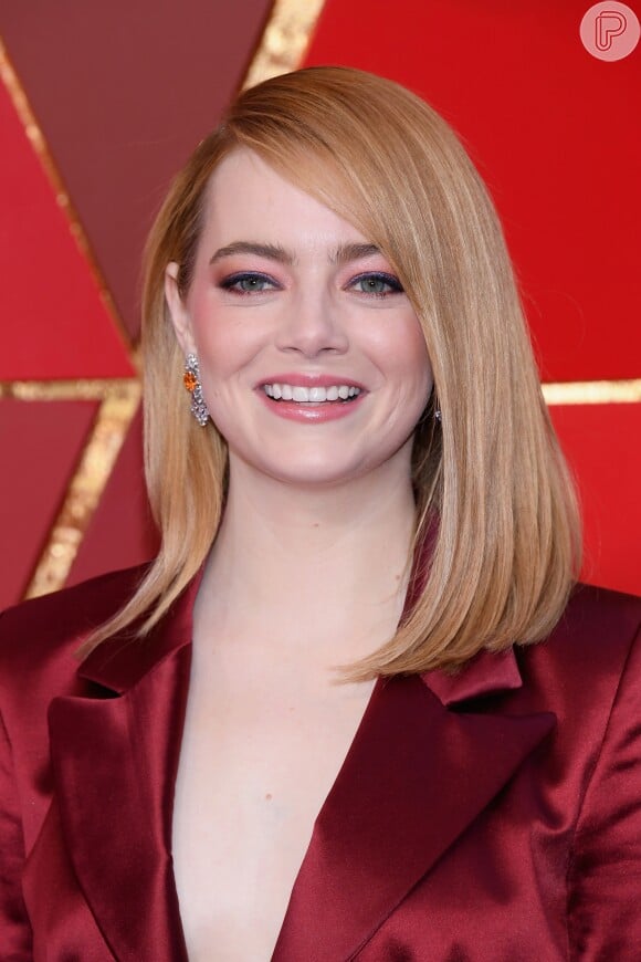 A maquiagem de Emma Stone no Oscar 2018 também chamou atenção! A atriz optou por um mix de sombras com tons rosados, que é uma inspiração oitentista para a produção