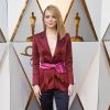 O blazer vinho com um cinto rosa fucsia e a calça skinny azul marinho de Emma Stone no Oscar 2018 é um conjunto exclusivo da Louis Vitton para a atriz