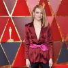 A pele quase nada, com o blush em evidência de Emma Stone no Oscar 2018 deixa uma aparência muito natural, do tipo feito em casa