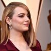 Sem penteado elaborado, Emma Stone apostou no cabelo solto com risca lateral no Oscar 2018