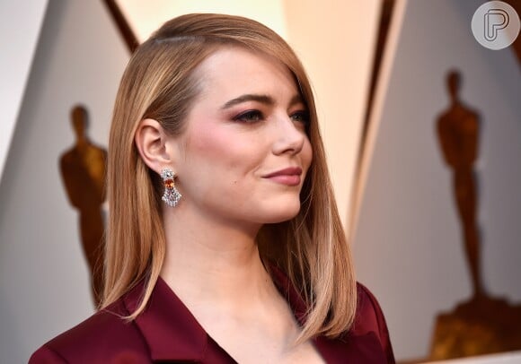 Sem penteado elaborado, Emma Stone apostou no cabelo solto com risca lateral no Oscar 2018