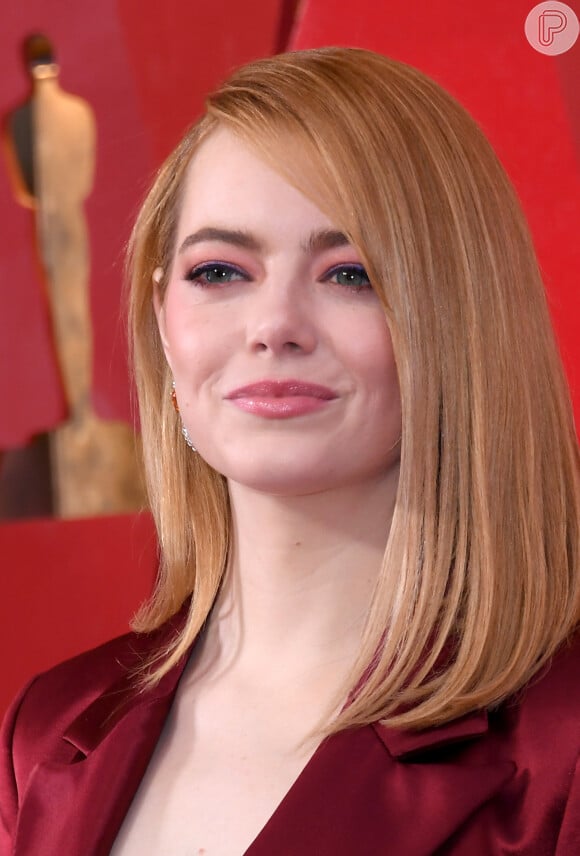Emma Stone no Oscar 2018 optou por um mix de de sombras rosas esfumadas, que deixa um efeito avermelhado bem moderninho nos olhos