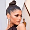 Zendaya escolhe penteado polido para prestigiar Oscar 2018