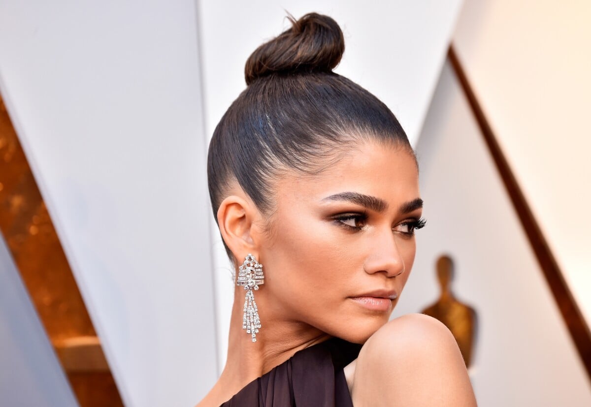 Zendaya usa coque superalto e mantém penteado polido em festa após Oscar  2018 - Purepeople