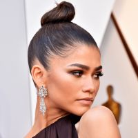 Zendaya usa coque superalto e mantém penteado polido em festa após Oscar 2018