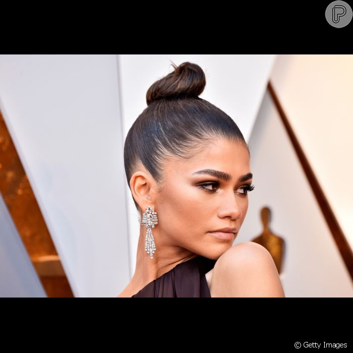 Zendaya escolhe penteado polido para prestigiar Oscar 2018 - Purepeople