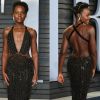 Lupita Nyong'o investiu em um look decotado nos seios e nas costas para curtir a festa Vanity Fair