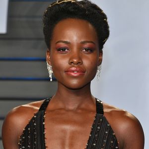 Lupita Nyong'o optou por um look da grife Armani Privé para curtir a festa Vanity Fair