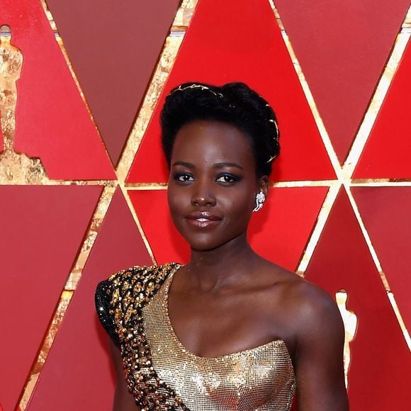 Lupita Nyong'o foi aclamada pelos fãs enquanto cruzava o red carpet 