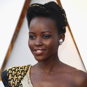 Lupita Nyong'o usou um vestido com detalhes de inspiração africana na 90ª edição do Oscar