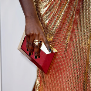 Lupita Nyong'o usou uma clutch vermelha da grife Versace na 90ª edição do Oscar