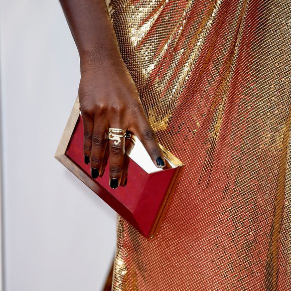 Lupita Nyong'o usou uma clutch vermelha da grife Versace na 90ª edição do Oscar