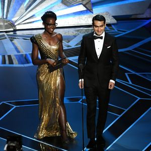 Lupita Nyong'o usou um vestido longo dourado com detalhes em preto