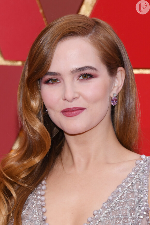 Zoey Deutch escolheu uma maquiagem colorida cons tons avermelhados no Oscar 2018