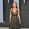 Zoey Deutch escolheu vestido preto com detalhes dourados para a festa pós-Oscar da Vanity Fair