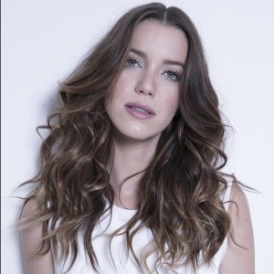 Nathalia Dill não concorda com a ideia de mulher bem-sucedida ser atrelada ao casamento