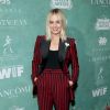 Margot Robbie usou terninho bordô para assistir à 11ª celebração dos nomeados ao Oscar Feminino de 2018 em Beverly Hills, Califórnia, no dia 2 de março de 2018