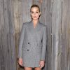 Margot Robbie usou um blazer xadrez para prestigiar o desfile Calvin Klein na semana de moda em New York, em 13 de fevereiro de 2018