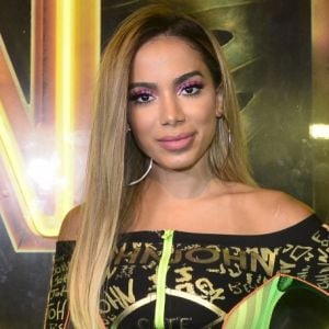 Anitta faz relato após 4 dias sem celular nas férias: 'Tudo como antes'