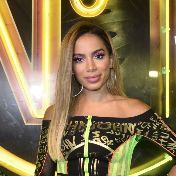 Anitta faz relato após 4 dias sem celular nas férias: 'Tudo como antes'