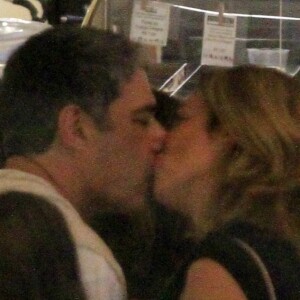 William Bonner e a namorada, Natasha Dantas, trocaram beijos em fila da pipoca em dia de cinema
