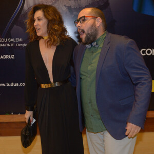 Claudia Raia posa com o amigo, Tiago Abravanel, em musical do marido, Jarbas Homem de Mello