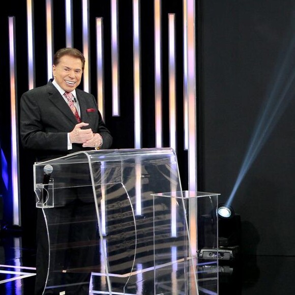 Silvio Santos usou peça da Camargo Alfaiataria no 'Troféu Imprensa'. 'Modelo feito especialmente para ele', afirma ao Purepeople diretora de marketing da grife