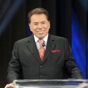 Terno com lurex confeccionado na Camargo Alfaiataria e usado por Silvio Santos no 'Troféu Imprensa' custa R$ 13 mil