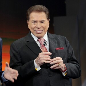 De terno com lurex, Silvio Santos recebeu o jornalista Roberto Cabrini no 'Troféu Imprensa': 'Feito especialmente para ele'