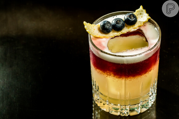 O drink New York Sour, composto por whisky, limão siciliano, Angostura, xarope de açúcar e vinho tinto combina com gostos mais clássicos