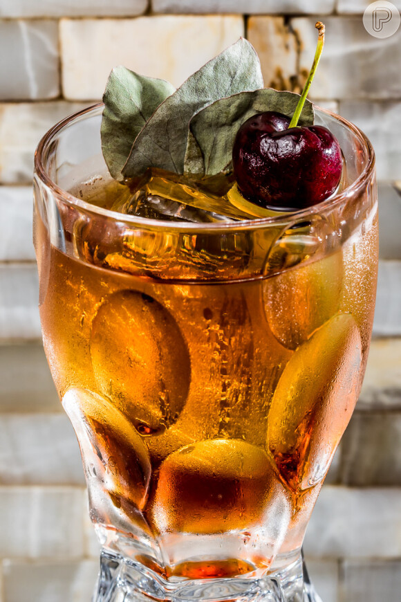Segundo Jessica Sanchez, copos baixos com um grande gelo têm tudo a ver com drinks clássicos, como o Manhattan, feito com whisky, vermute doce e bitters