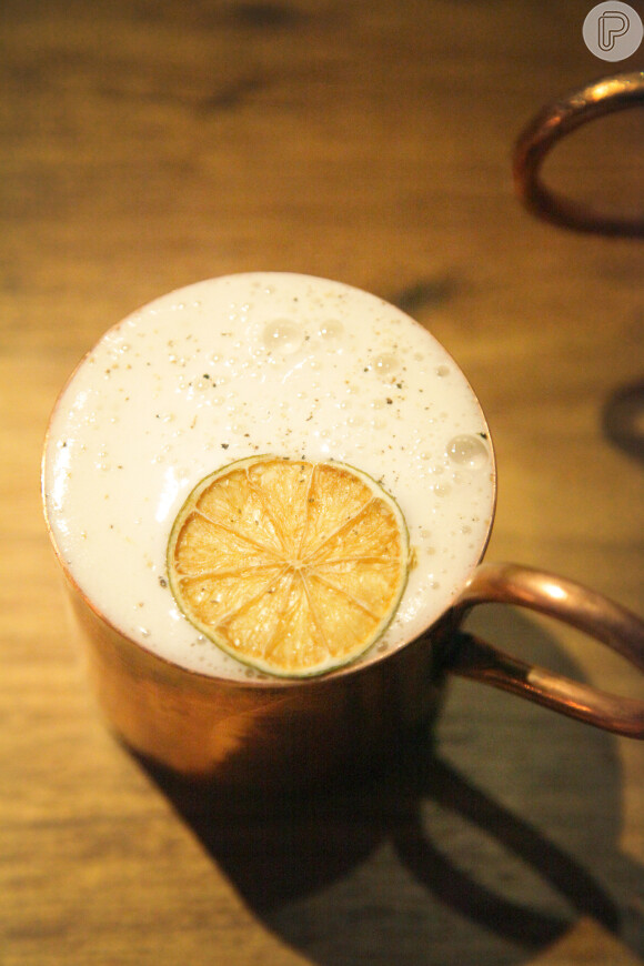 Jessica Sanchez aponta o Moscow Mule – a mistura de vodka, ginger beer e suco de limão – servida em uma charmosa caneca de cobre, como um drink descolado