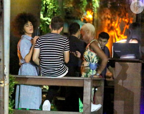 Hall Mendes e Ana Flávia Cavalcanti, de 'Malhação', são flagrados aos beijos em festa de encerramento da novela realizada em um restaurante na Barra da Tijuca, Zona Oeste do Rio de Janeiro, nesta segunda-feira, 5 de março de 2018