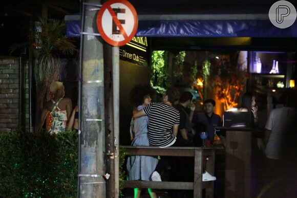 Hall Mendes e Ana Flávia Cavalcanti, de 'Malhação', são flagrados aos beijos em festa de encerramento da novela realizada em um restaurante na Barra da Tijuca, Zona Oeste do Rio de Janeiro, nesta segunda-feira, 5 de março de 2018