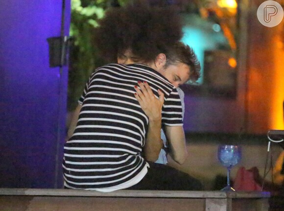 Hall Mendes e Ana Flávia Cavalcanti, de 'Malhação', são flagrados aos beijos em festa de encerramento da novela realizada em um restaurante na Barra da Tijuca, Zona Oeste do Rio de Janeiro, nesta segunda-feira, 5 de março de 2018