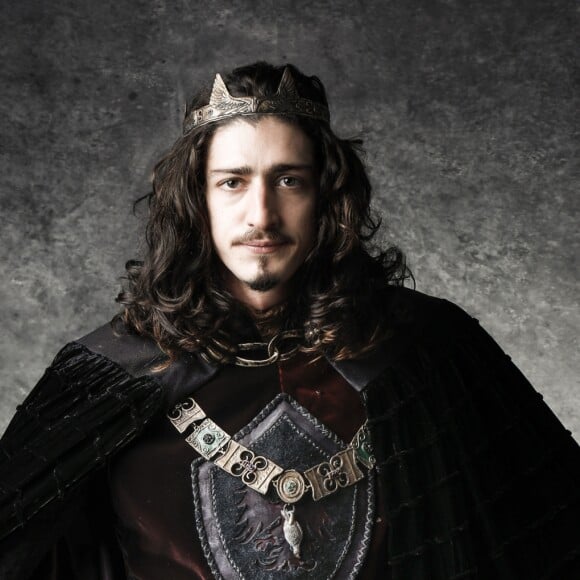 Rodolfo (Johnny Massaro) e Catarina (Bruna Marquezine) se aliaram para tirar Augusto (Marco Nanini) do trono e foram cúmplices no atentado contra o rei, na novela 'Deus Salve o Rei'. Quem adianta é o colunista Daniel Castro, nesta terça-feira, 6 de março de 2018