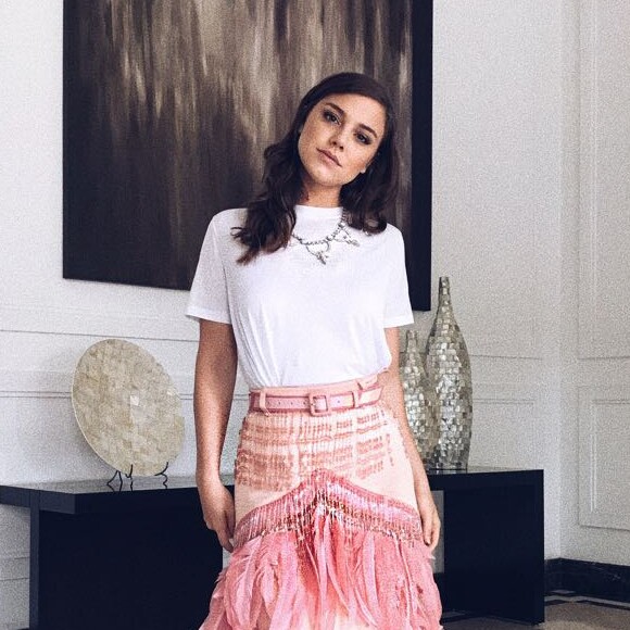 Alice Wegmann conta que durante muito tempo deixou de usar regata por não gostar dos ombros e braços largos