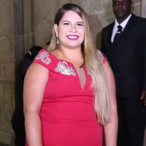 Marília Mendonça combinou o vestido em cor vibrante com cabelos soltos e clutch prateada