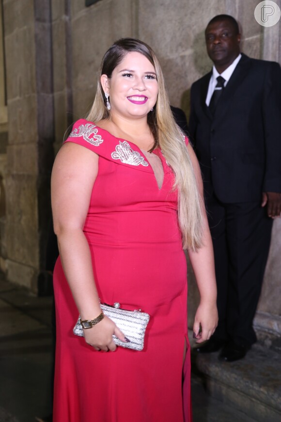 Marília Mendonça, madrinha de casamento de Matheus, usa longo vermelho nesta terça-feira, dia 06 de março de 2018