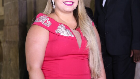 Marília Mendonça usa look vermelho para casamento do sertanejo Matheus: 'Sou fã'