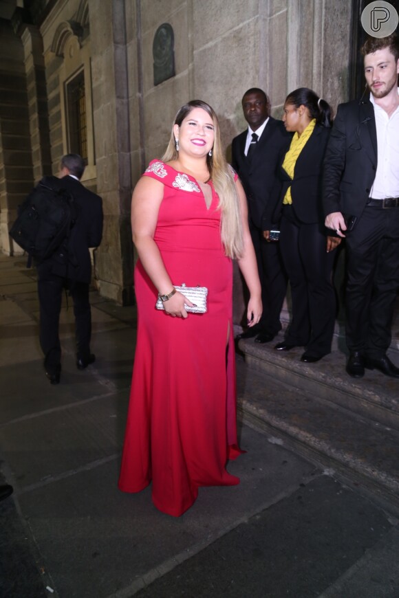 Marília Mendonça apostou em um vestido vermelho com detalhes bordados na parte superior