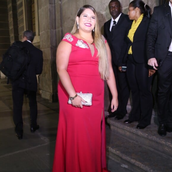 Marília Mendonça apostou em um vestido vermelho com detalhes bordados na parte superior