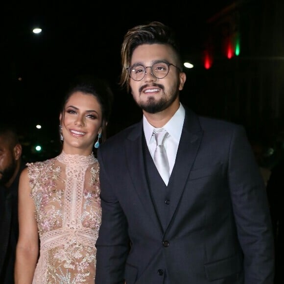 Luan Santana e namorada, Jade Magalhães, marcam presença no casamento do sertanejo Matheus nesta terça-feira, dia 06 de março de 2018