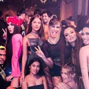 Flavia Pavanelli posa com amigos em sua festa de 20 anos